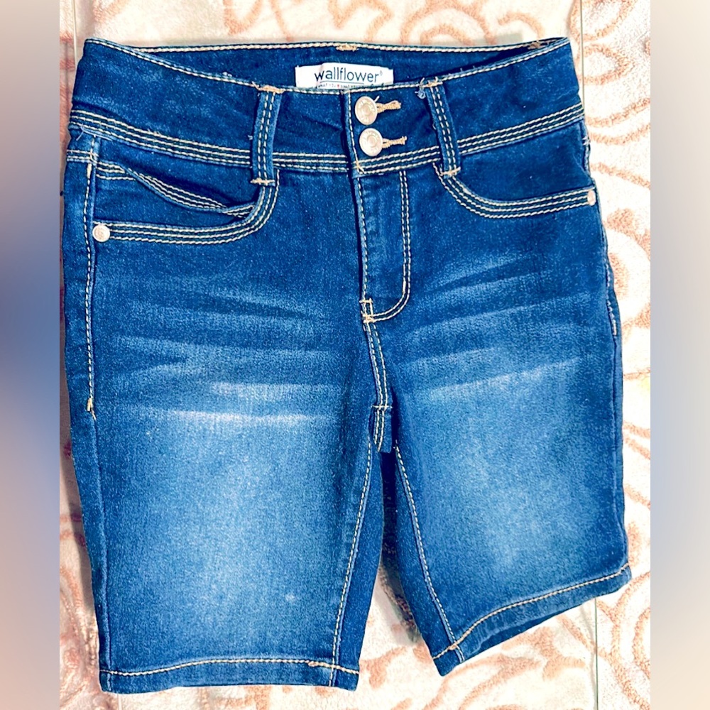 Girls Size 7 Wallflower shorts